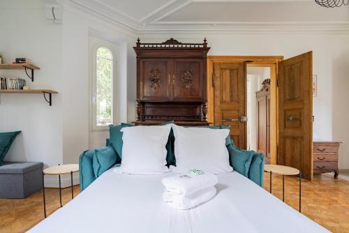 斯特拉斯堡Petit Manoir en Ville - Golden Tree - Parking privé的一间卧室配有一张床,上面有两条毛巾