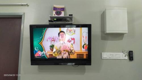 PendangHomestay An-Nur Residensi Pendang的挂在墙上的平面电视