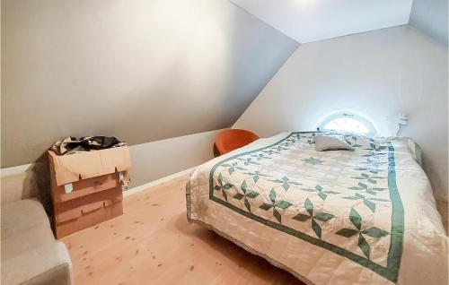 GenarpAwesome Home In Genarp With Wifi的一间卧室配有一张床、梳妆台和盒子