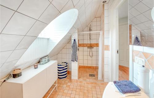 GenarpAmazing Home In Genarp With Wifi And 3 Bedrooms的浴室的墙上设有冲浪板