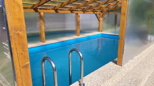 Staré MěstoMega Chalupa MAX的蓝色的木甲板下的游泳池