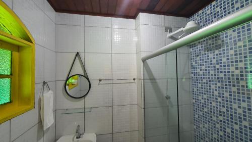 阿拉夏奇巴海滩Pousada Tropical Araçatiba的带淋浴、盥洗盆和镜子的浴室