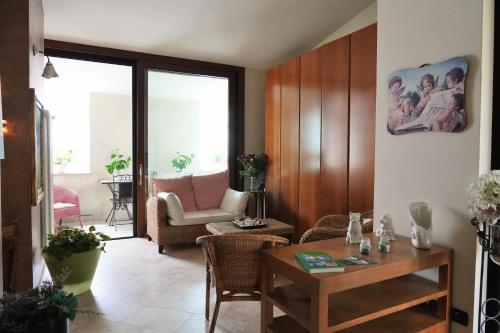 焦亚德尔科莱B&B Il Grifone的客厅配有桌子和椅子
