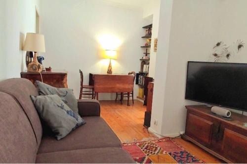 里斯本Cosy Apartment in Central Lisbon的带沙发和平面电视的客厅
