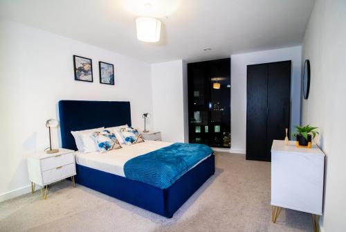 伯明翰Beautiful place - 2 Bedroom Apartment on Broad Street的卧室配有蓝色和白色的床和窗户。