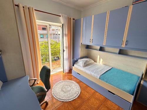 斯库台Hotel Kalaja的一间卧室配有一张带蓝色橱柜的床和窗户。