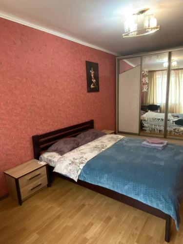 日托米尔Apartment in Shoduar's park的一间卧室配有一张大床和镜子