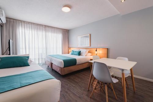 蒙得维的亚蓬特鲁维尔酒店的酒店客房配有两张床和一张书桌