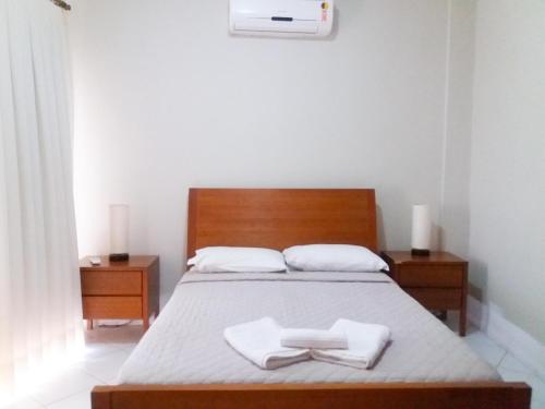 皮帕Pipa Brisas do Amor的一间卧室配有一张床,上面有两条毛巾