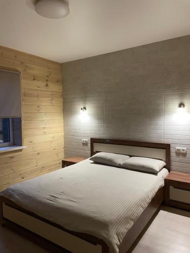 斯维季亚济Fest House的一间卧室设有一张大床和两个床头柜