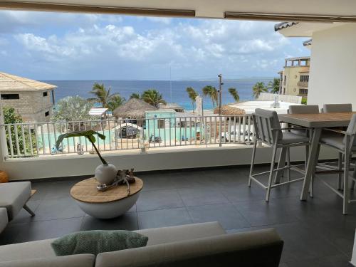 克拉伦代克Grand Windsock Bonaire的客厅设有海景阳台。