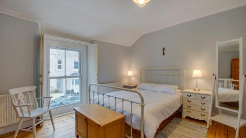 马伯斯Woodville Road, Mumbles的一间卧室设有一张床和一个窗口