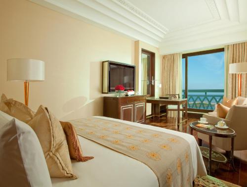 钦奈清奈里拉皇宫酒店的酒店客房,配有床和电视