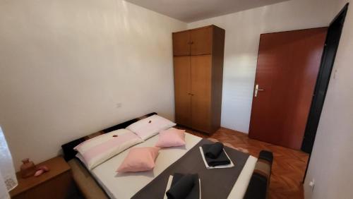 沃迪切Blue Horizon Rentals的一间小卧室,配有一张带粉红色枕头的床