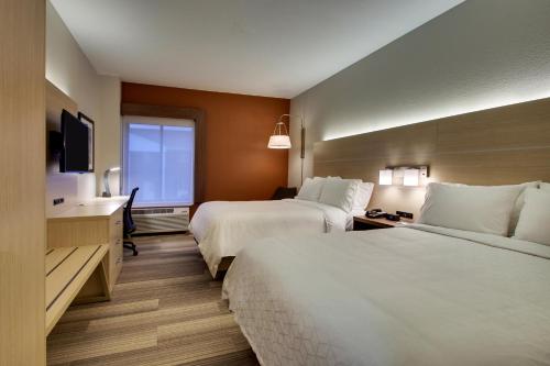 锡达拉皮兹锡达拉匹兹I-380第33大道快捷假日&套房酒店的酒店客房设有两张床和电视。