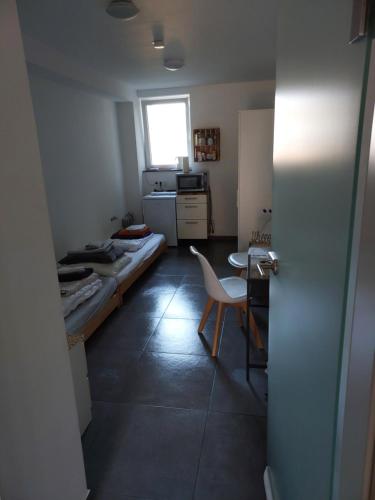 KürtenSnow White的客房设有两张床、一张桌子和一扇窗户。