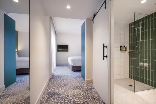 丹德农Holiday Inn Dandenong, an IHG Hotel的带淋浴和步入式淋浴间的浴室