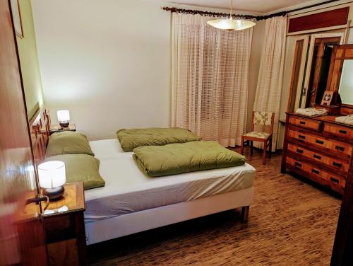 福尔诺迪佐尔多Villa Vittorio的一间卧室配有一张床、梳妆台和镜子
