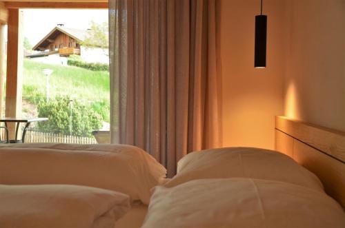 卡斯特尔罗托Kastelart - Karbon的酒店客房设有两张床和窗户。