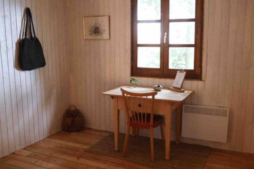 瓦尔德-米谢尔巴赫Aussichtsreich Odenwald的一张桌子,房间带窗户和椅子