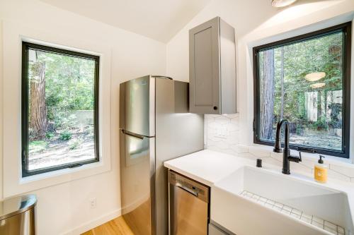 门多西诺Peaceful Mendocino Cottage Surrounded By Redwoods的带冰箱的厨房和2扇窗户。
