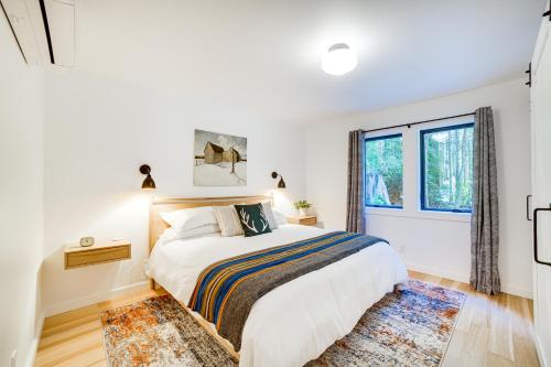 门多西诺Peaceful Mendocino Cottage Surrounded By Redwoods的一间卧室设有一张大床和一个窗户。