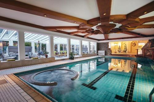 阿滕多恩Struck Landhotel & SPA的中间设有一座室内游泳池和大象