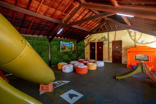 嘎林海斯港Ocaporã Hotel All Inclusive的一间带滑梯和游戏设备的游乐场的房间
