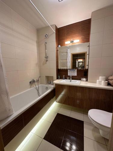 奥斯特罗达Comfort Zone Ostroda BOHO SCANDI的带浴缸、盥洗盆和卫生间的浴室