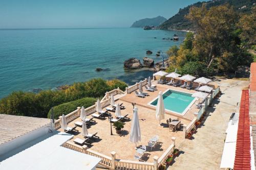 阿齐欧斯·贡多斯Kostas Beach Apartments的享有度假胜地的空中景致,设有游泳池和海洋