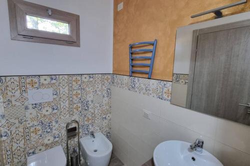Crespinaappartamento Margherita的一间带水槽、卫生间和镜子的浴室