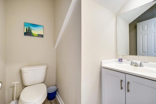 威尔明顿Wilmington Getaway Near Riverwalk and Downtown!的一间带卫生间、水槽和镜子的浴室