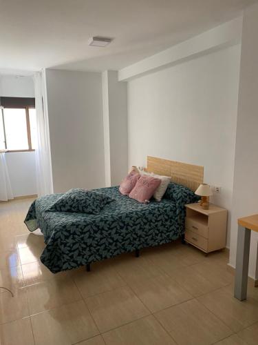 格拉德卡斯特利翁Apartamentos Wei的一间卧室配有一张带两个粉红色枕头的床