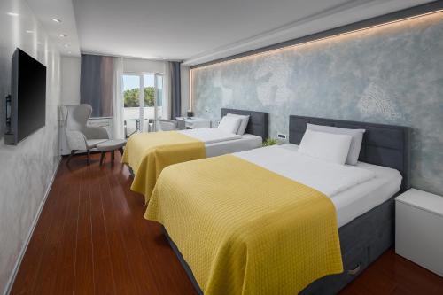 波尔托罗托米酒店的酒店客房设有两张床和电视。
