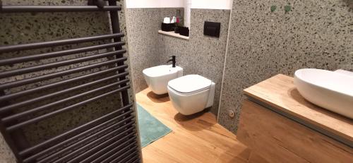 CasoliDietro le mura的浴室配有白色卫生间和盥洗盆。