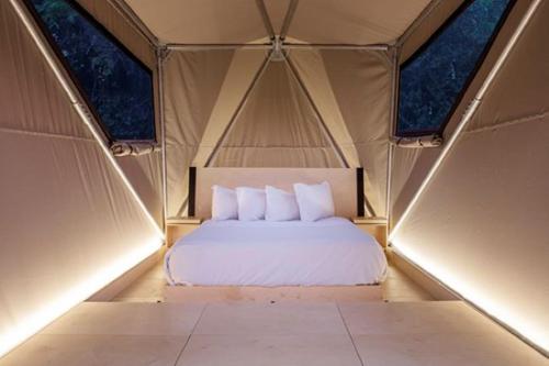 阿维拉海滩Flying Flags Avila Beach的帐篷内一间卧室,配有一张床