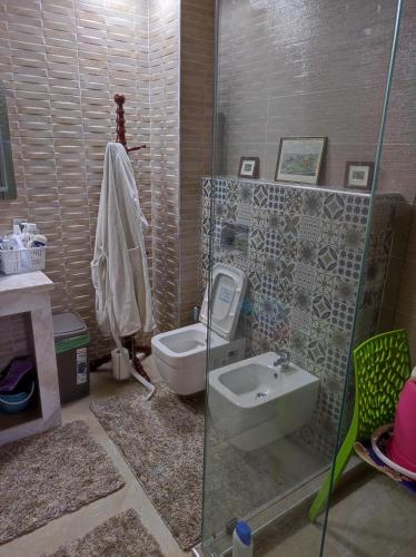 NouaceurVILLA MALLAK SABIRINE的一间带卫生间和水槽的浴室