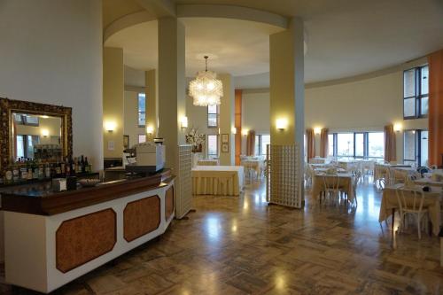 西尼加利亚宫殿酒店的大房间,设有餐厅,配有桌子和吊灯