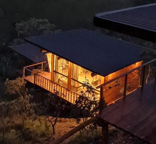 戈亚斯州上帕莱索Rustik的屋顶上设有太阳能电池板的房子