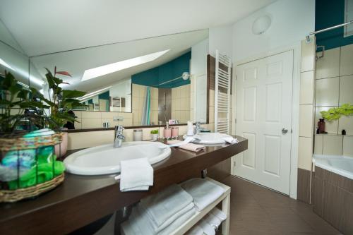 扎普雷希奇Vila Ava的一间带水槽、浴缸和镜子的浴室