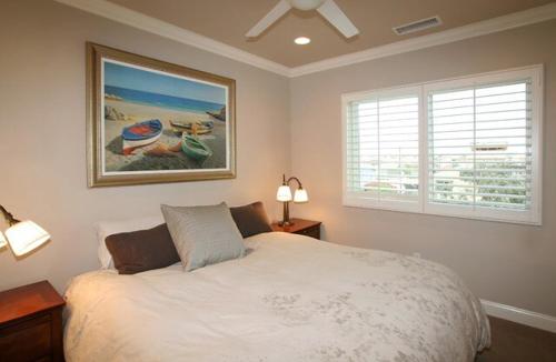 亨廷顿海滩5 Bedroom Beachfront Masterpiece的一间卧室配有一张床,并拥有一幅船景