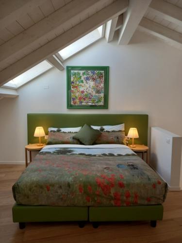纳维廖河畔切尔努斯科Vivila - Ca' Foulard的卧室配有一张大床,墙上挂有绘画作品