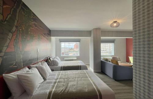 桑德贝Superior Shores Hotel, BW Signature Collection by Best Western的酒店客房,设有两张床和一张沙发