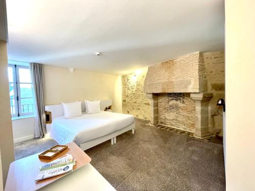 瓦讷Le Roscanvec的酒店客房配有一张床和一个壁炉。