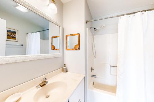 大洋城Bermuda Bay 9的白色的浴室设有水槽和镜子