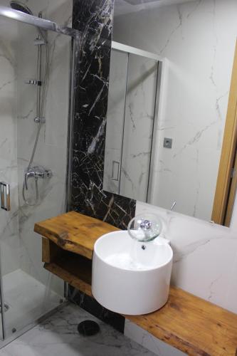维埃拉·多米尼奥Recanto do Sol的一间带水槽、淋浴和镜子的浴室