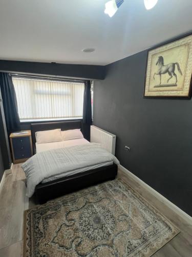 LalehamRooms in Surrey的卧室配有一张床,地板上铺有地毯