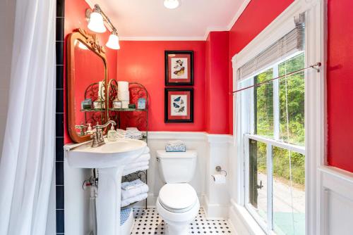 哈珀斯费里Enchanting Cottage, Center of Historic Downtown!的一间带红色墙壁、卫生间和水槽的浴室