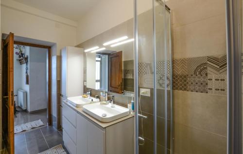 奥拉2 Bedroom Beautiful Apartment In Aulla的一间带两个盥洗盆和淋浴的浴室