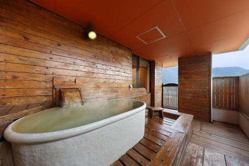 日光鬼怒川日光酒店的木墙客房内的浴缸